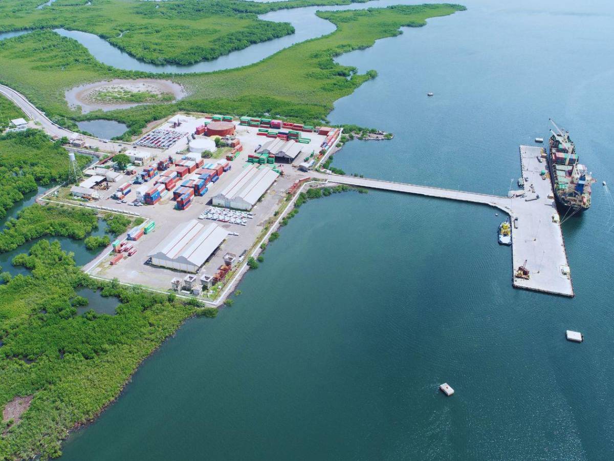 Autos, combustibles y barcos saturan el único puerto activo del Pacífico hondureño