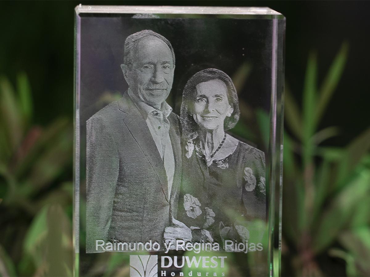 Durante la ceremonia de inauguración se entregó un reconocimiento en honor a Raimundo y Regina Riojas.