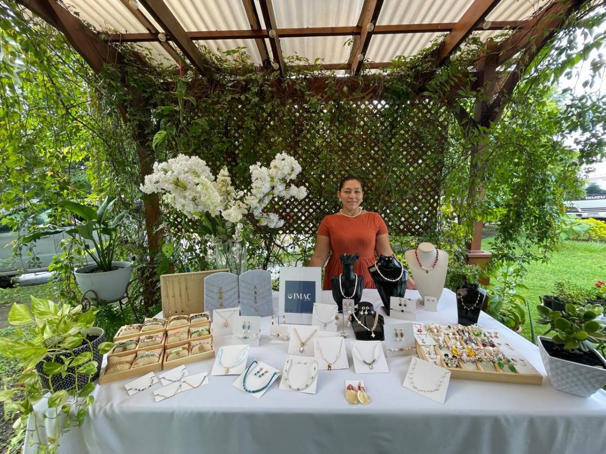 “Todas podemos”: Irma, hondureña que transforma creatividad en joyas únicas
