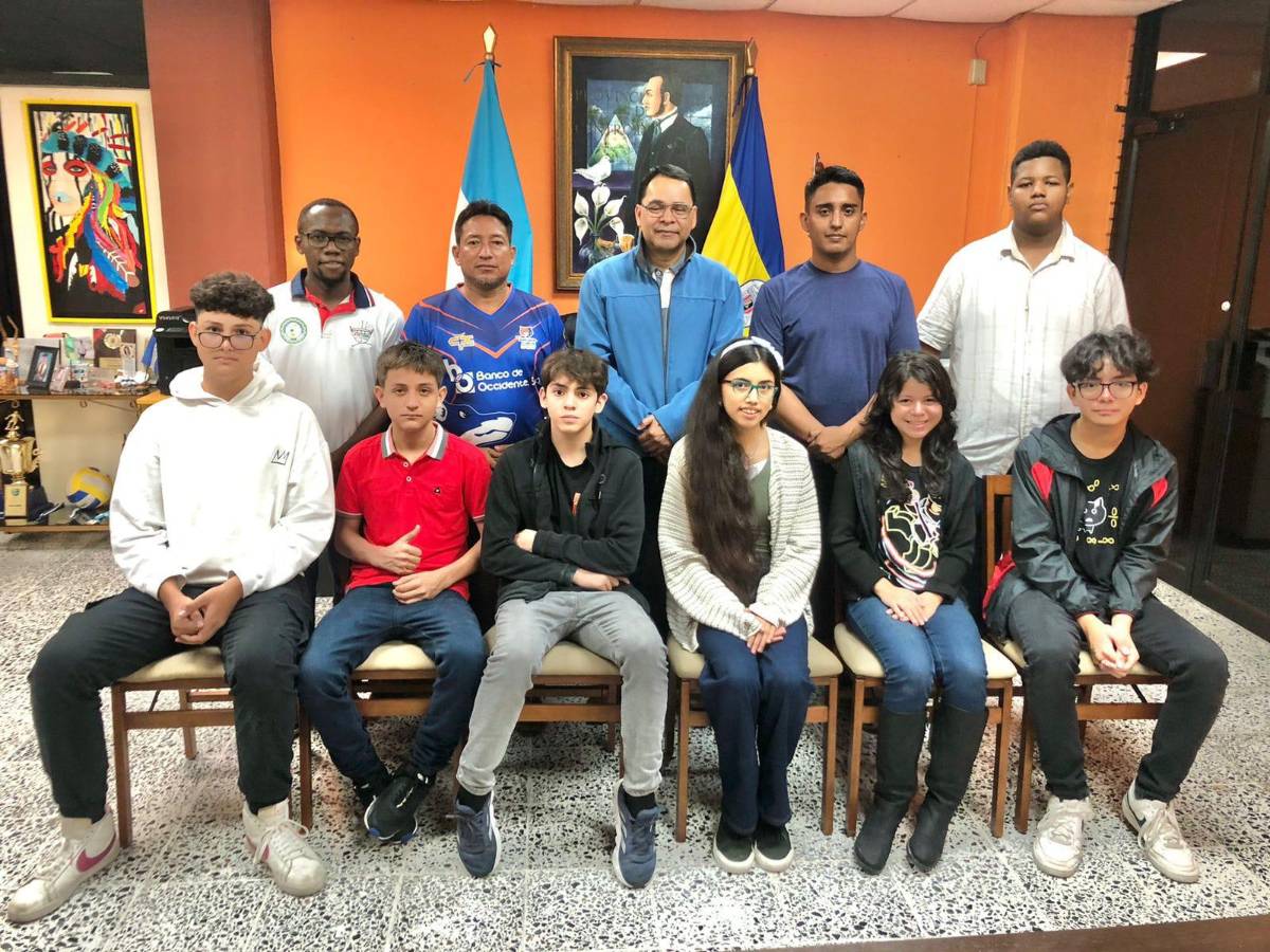 Jaime García, director de la UPNFM San Pedro Sula se reúne con la delegación de Cortés previo a la XXII olimpiada hondureña de matemáticas.