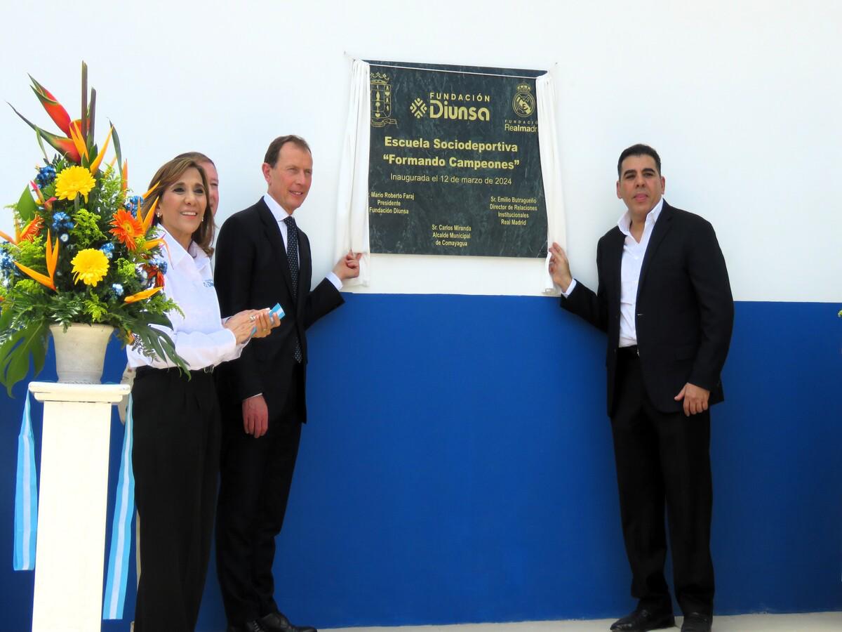 Diana Faraj, el alcalde de Comayagua Carlos Miranda, Emilio Butragueño y Mario Faraj al momento de develar la placa.