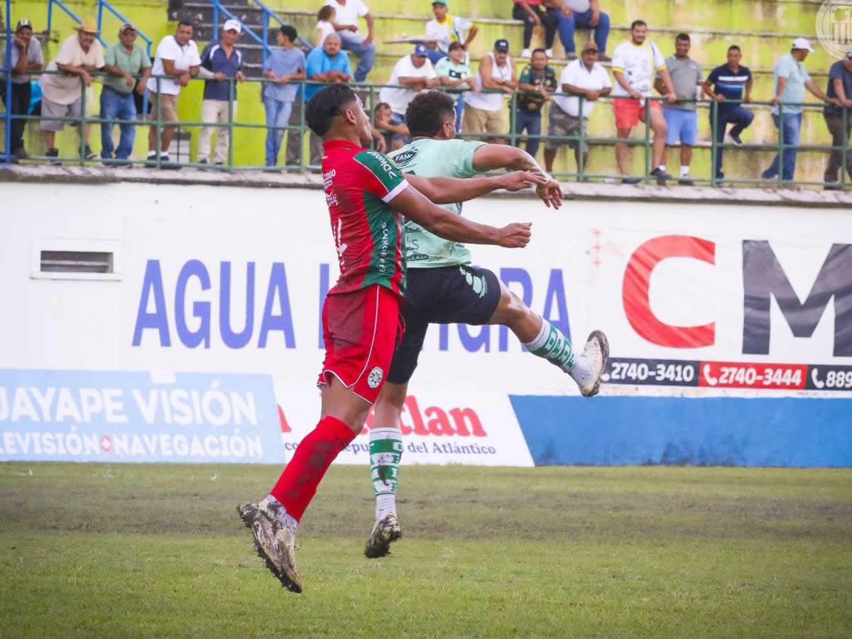 Javier Rivera y Rodrigo de Olivera saltando por la disputa del balón.