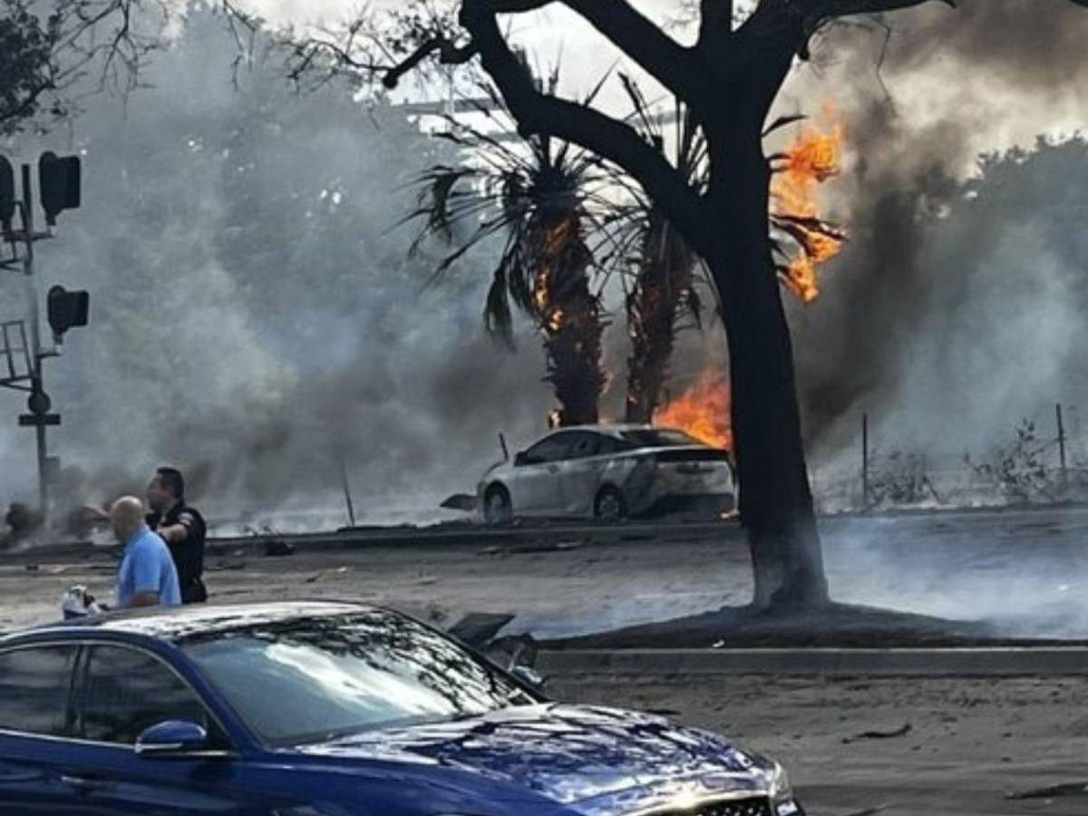 Avioneta se estrella en una transitada avenida en Boca Ratón, Florida