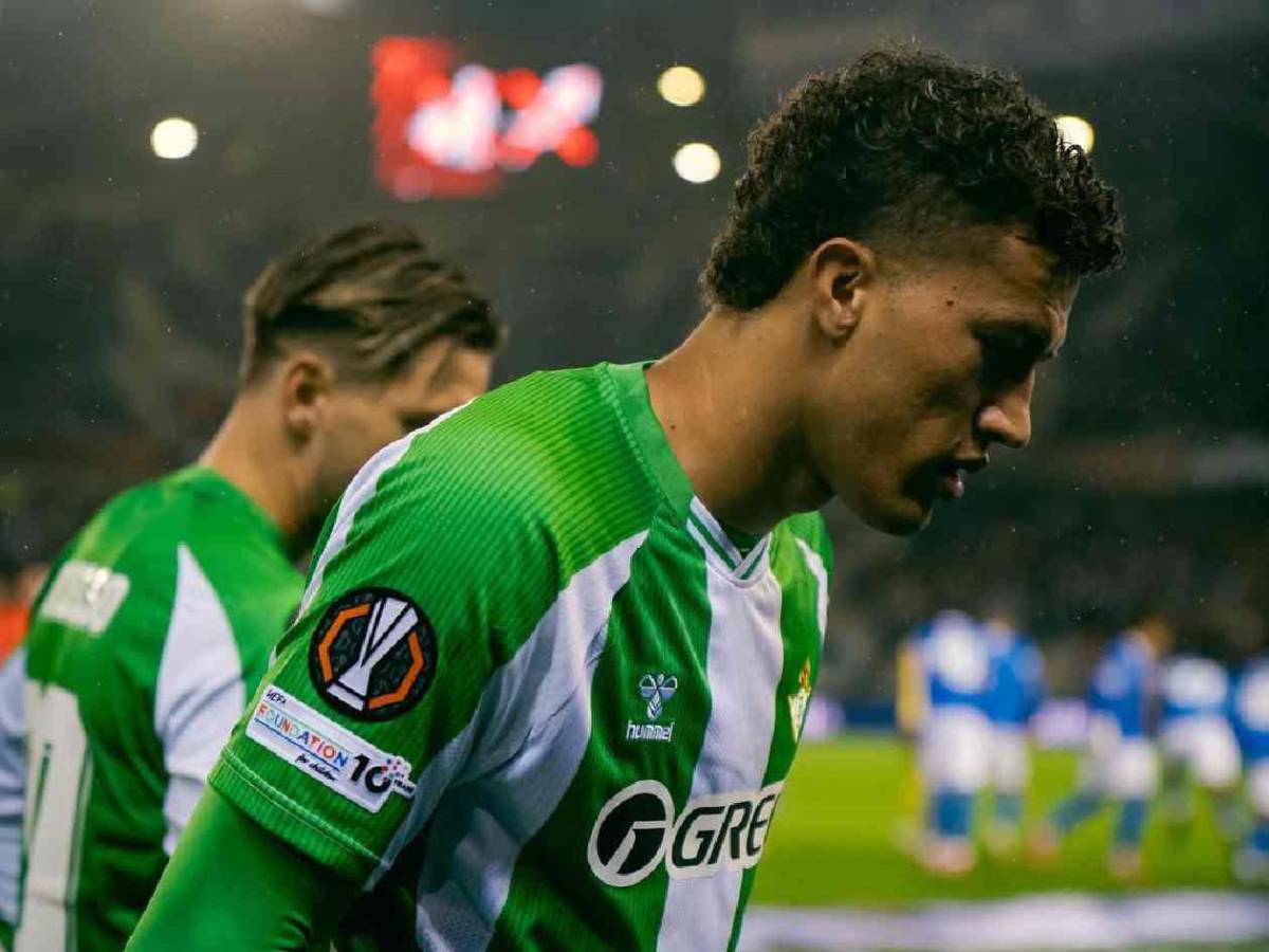 Escándalo: le destapan romance con hija de leyenda y lo borran del equipo