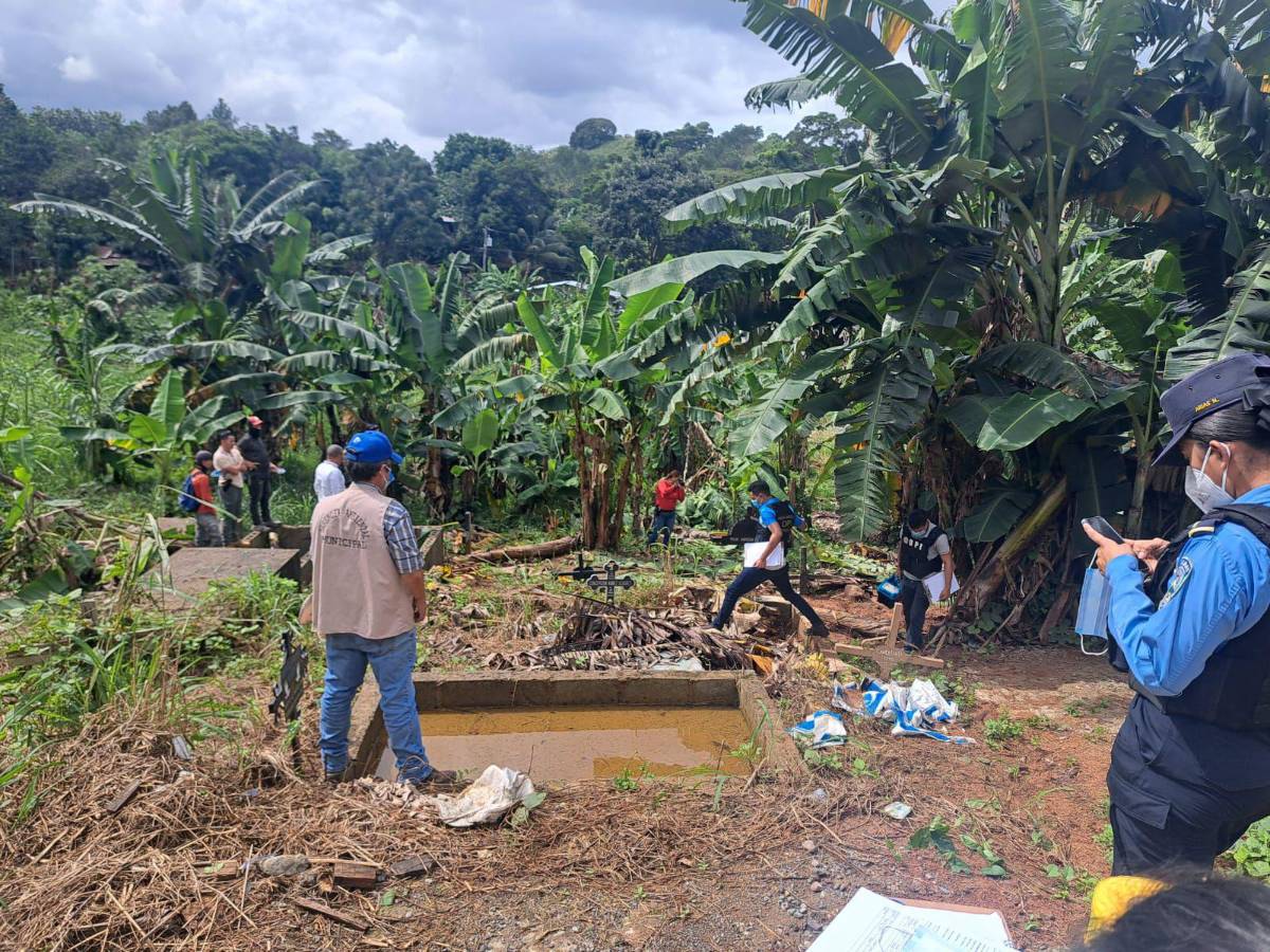 Exhuman cadáver de mujer sepultada de forma misteriosa