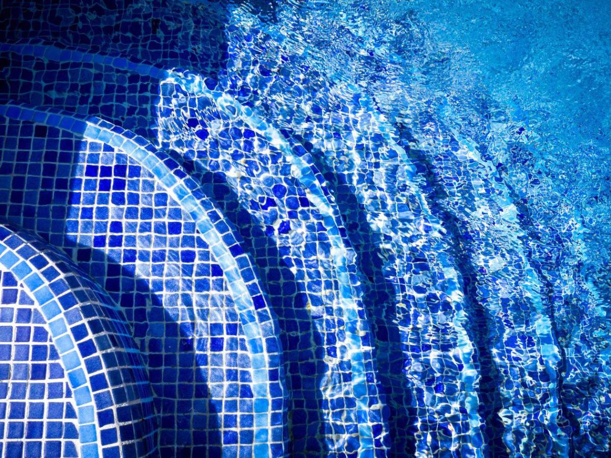 Conmoción: mueren dos hermanitas tras ser halladas inconscientes en una piscina