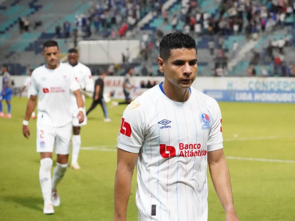 Caras largas en Olimpia, enfado de la afición con Espinel y festejo de Victoria