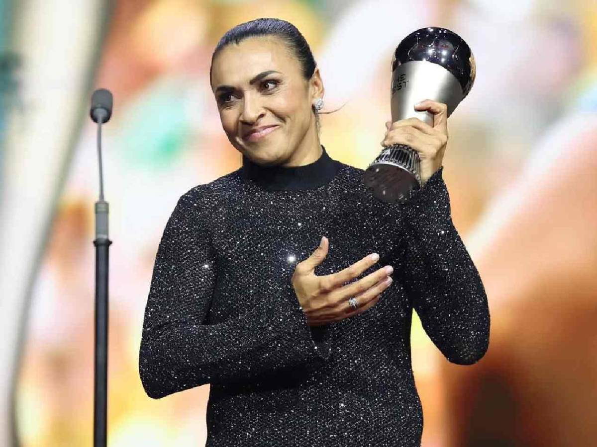 La mejor futbolista del mundo se casó con excompañera: su boda causa revuelo