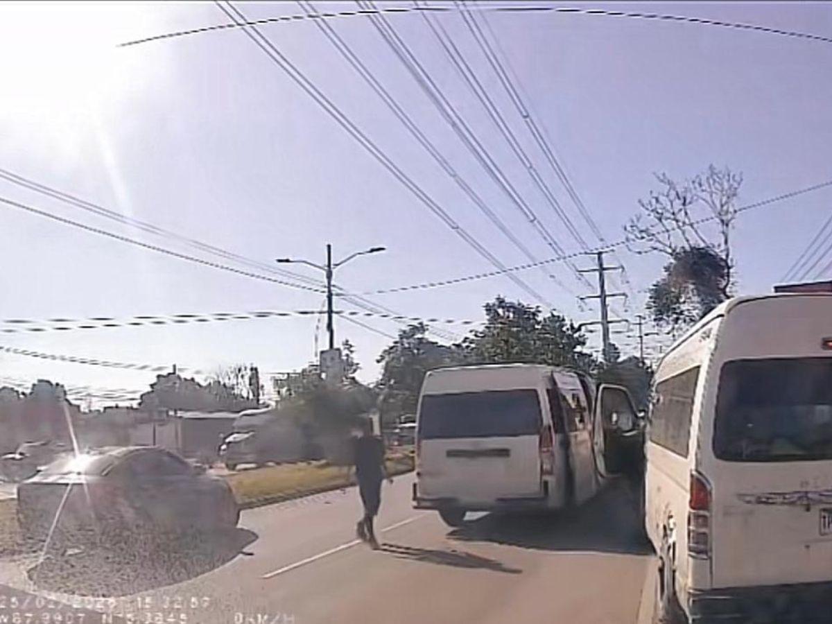 Ayudante de rapidito sufre brutal atropello y se levanta como si nada