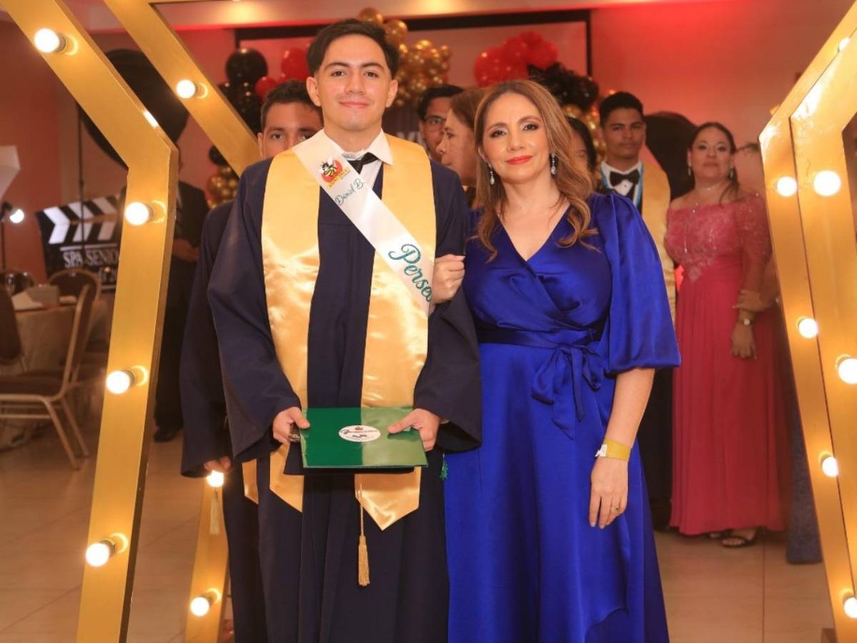 Seniors de la Saint Paul Academy celebran su logro académico