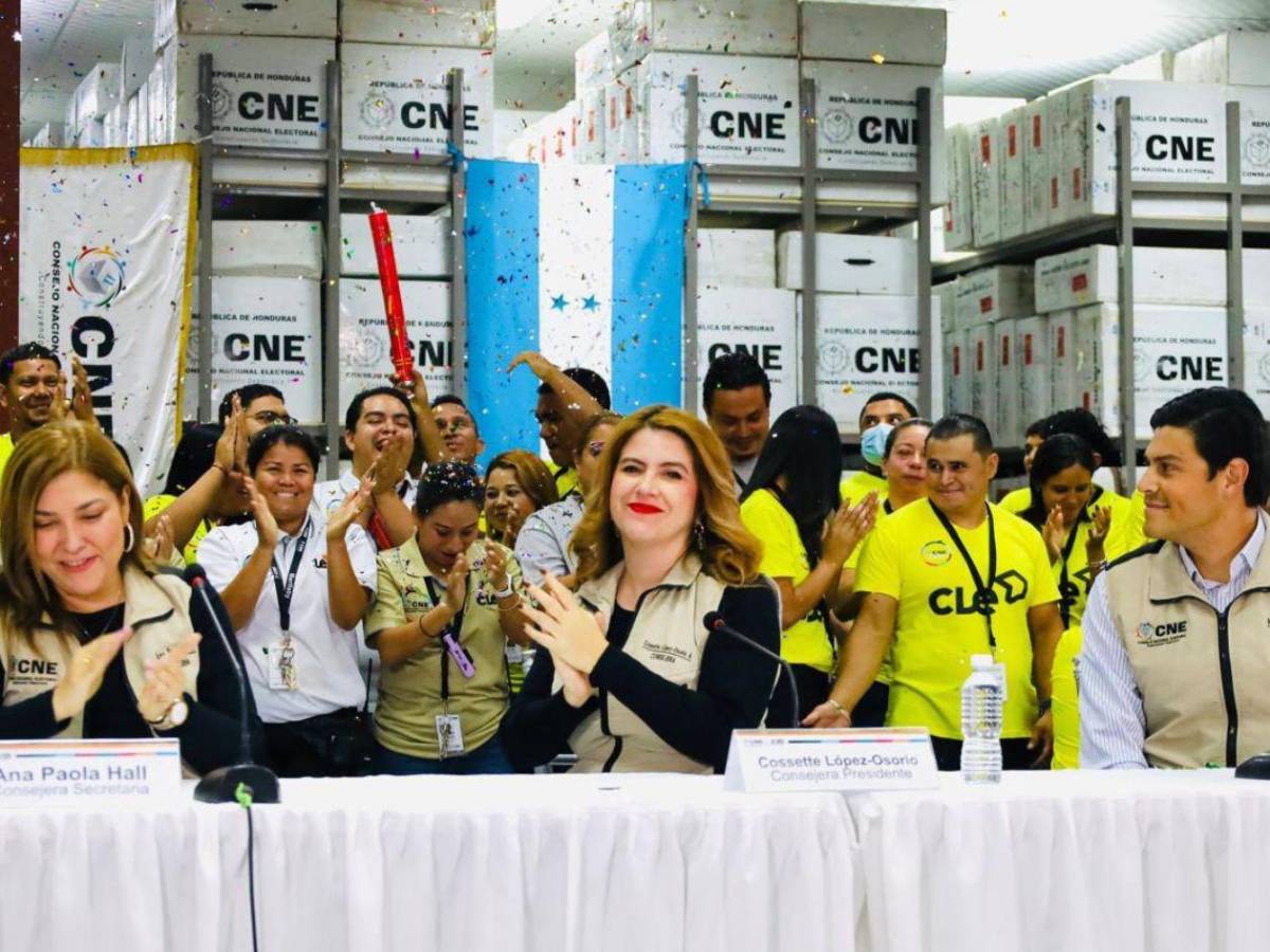 Así fue la llegada de Cossette López al Congreso para declarar ante comisión