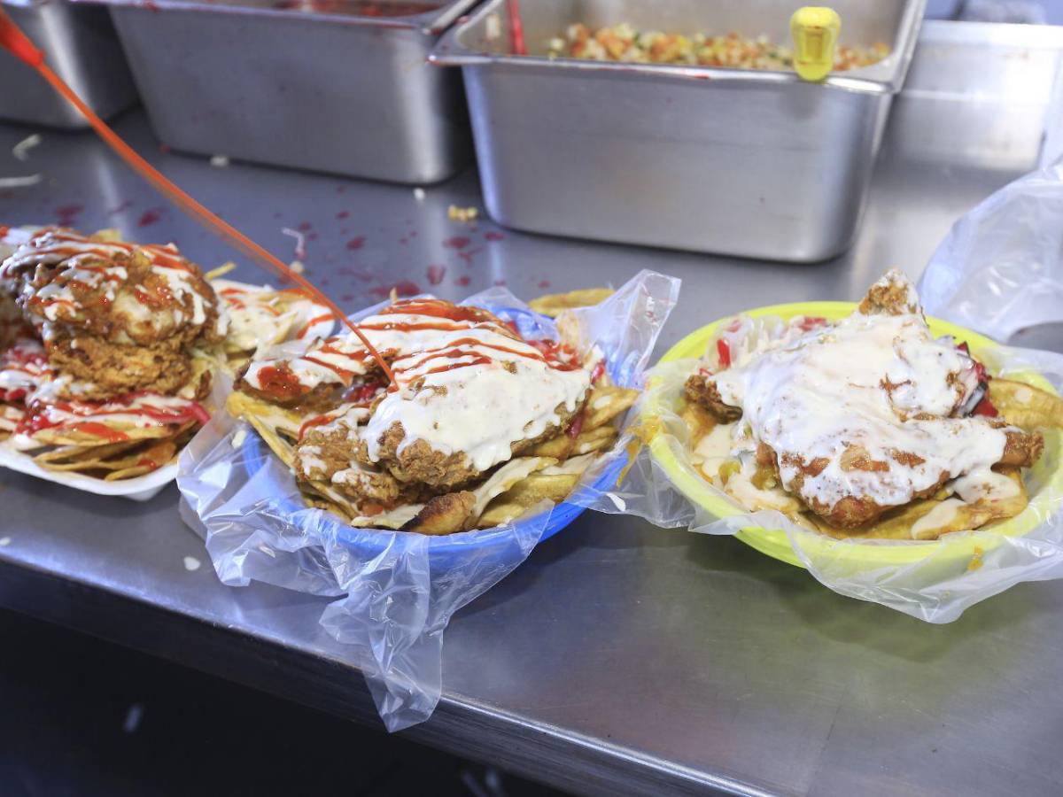Crujiente y sabroso: así se sirve el pollo con tajadas en San Pedro Sula”