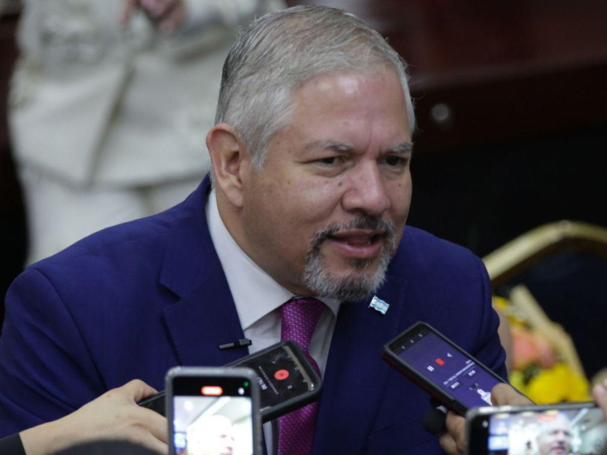 Enrique Reina confirma su renuncia como canciller antes del 30 de mayo