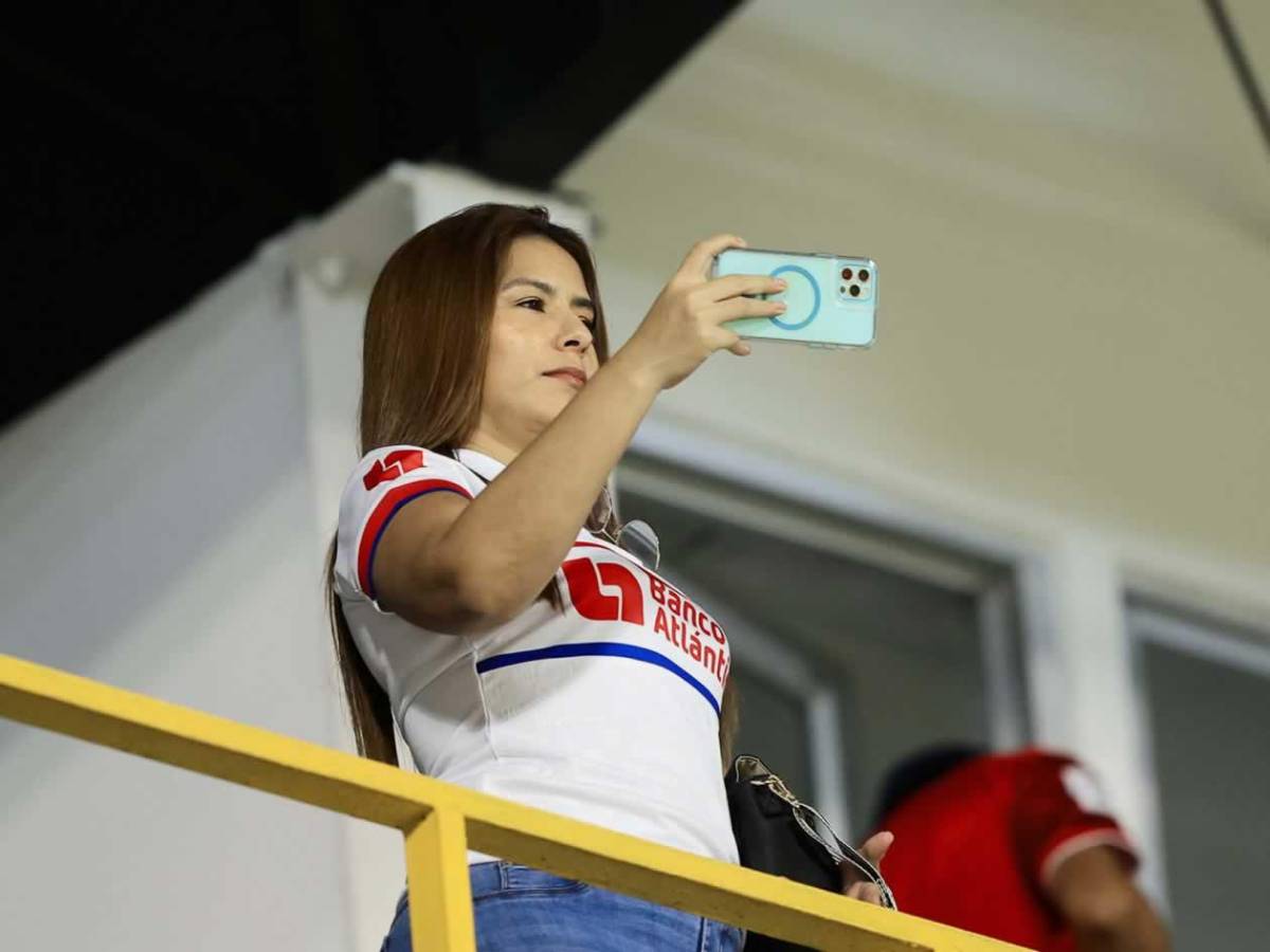 Periodista y bellas chicas roban miradas en triangular Real España vs Olimpia