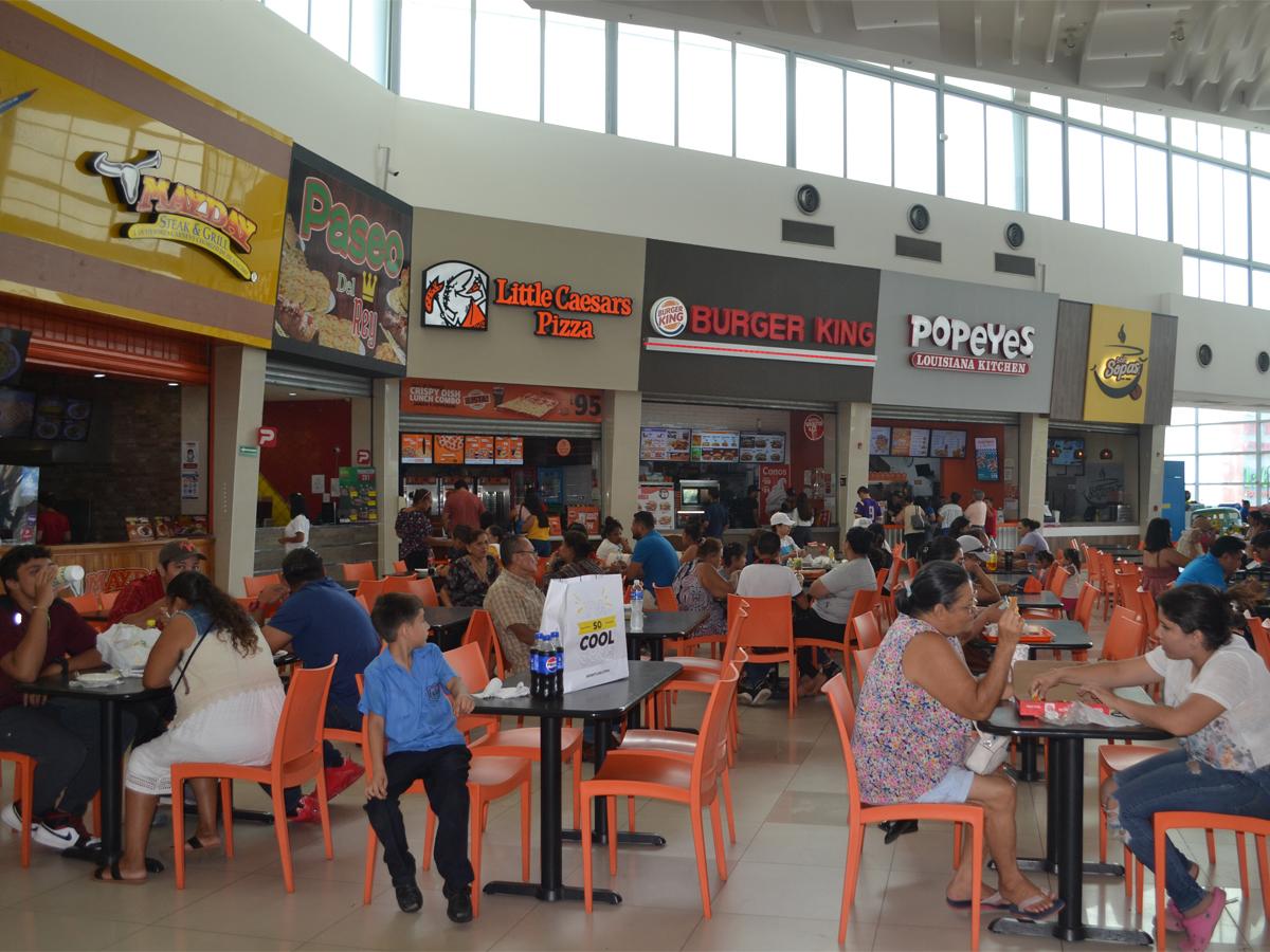 ¿Aún no sabes que comer? No importa, en el food court de Mega Mall podrás disfrutar de los más ricos platillos de franquicias internacionales y marcas locales.