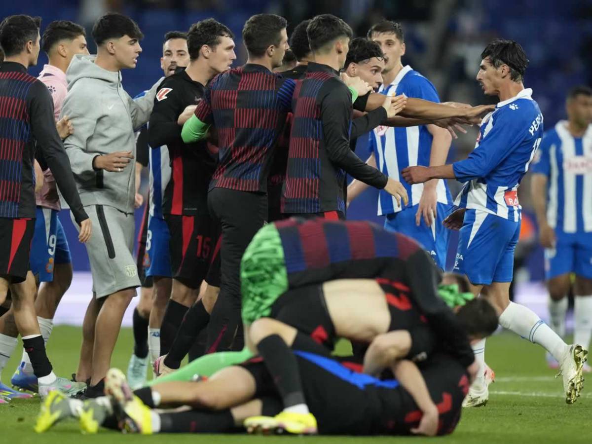 Barcelona campeón festeja, Espanyol encendió aspersores, bronca y la orden de Flick