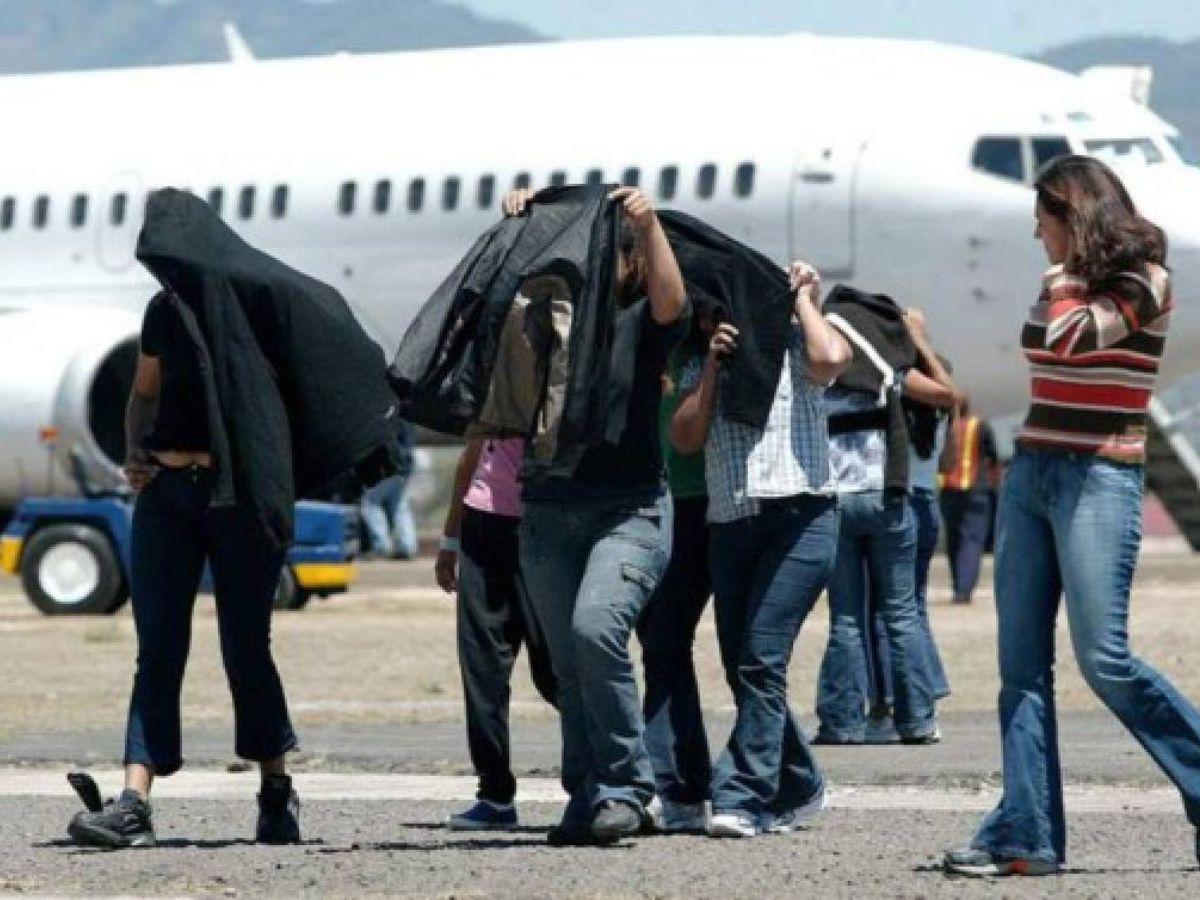 Estados Unidos deporta más de 100 hondureños en víspera de Navidad