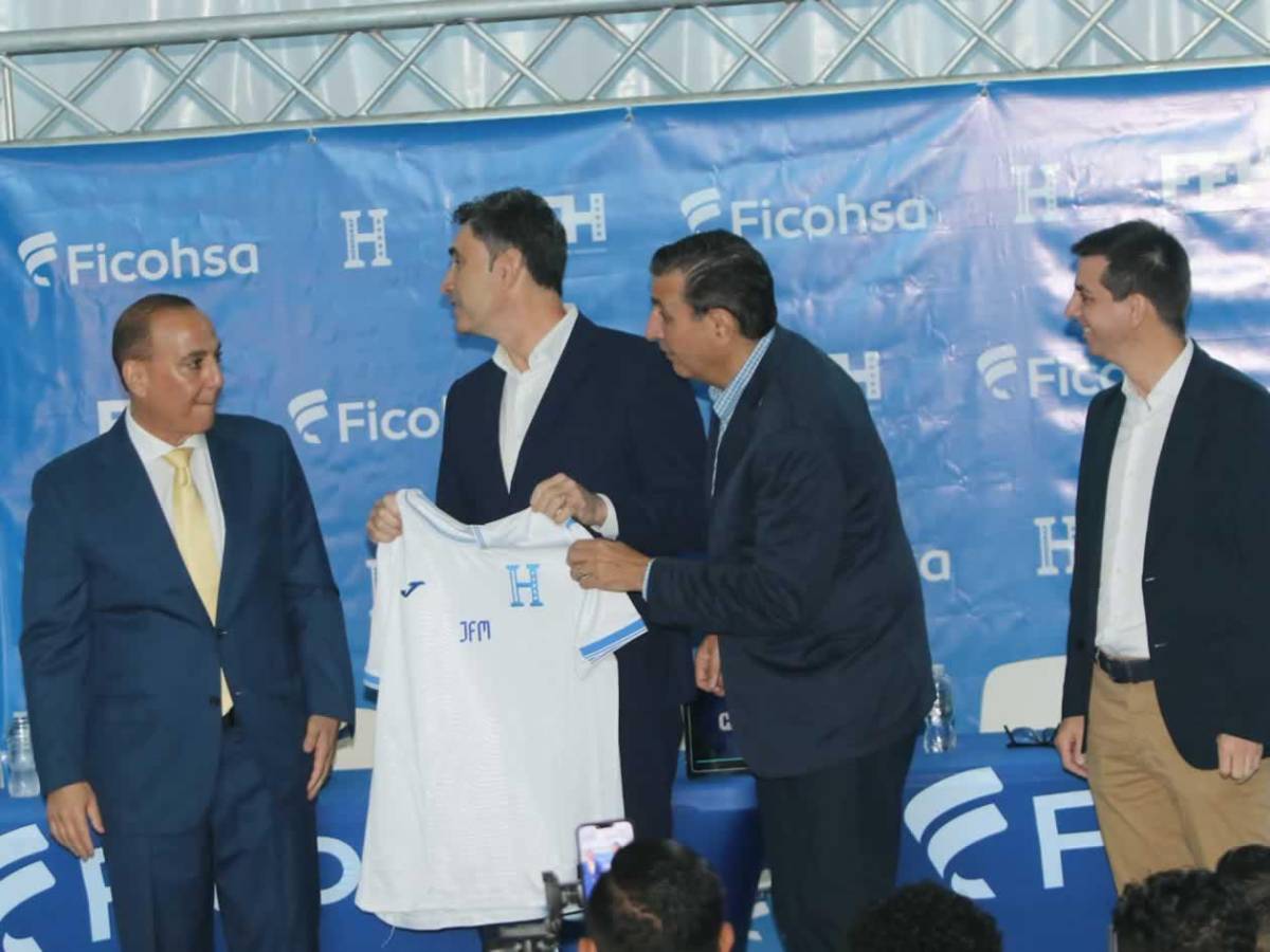 Francisco Molina y el incómodo momento en presentación con Honduras: ¿quién lo acompaña?