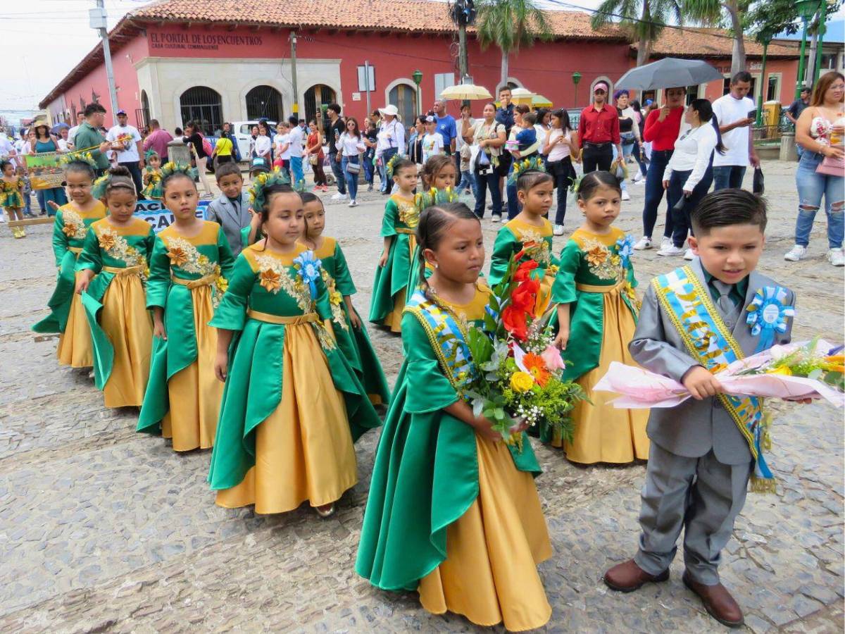 Con fervor, color y alegría, los más pequeños inician la fiesta patria en Comayagua