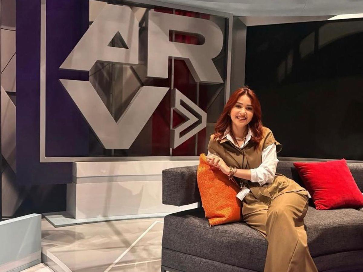 ¿Nuevo trabajo? Jennifer Aplícano sorprende desde Telemundo