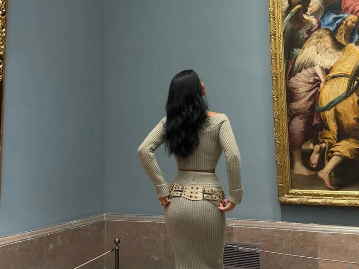 Bellingham se deja ver con su novia. Ella tiene pasado oscuro y preocupa