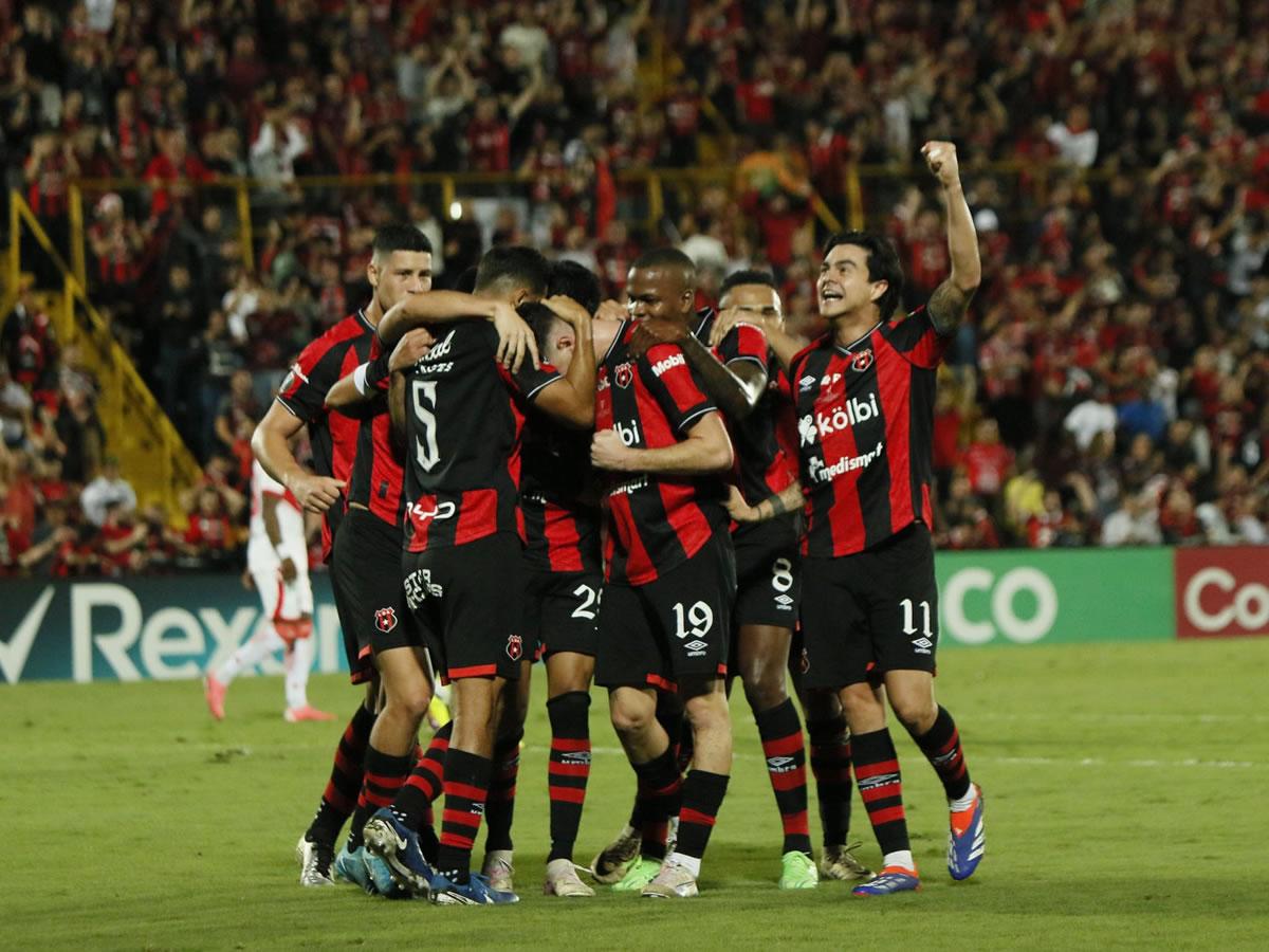 Los jugadores del Alajuelense celebrando el segundo gol marcado por el español Alberto Toril.