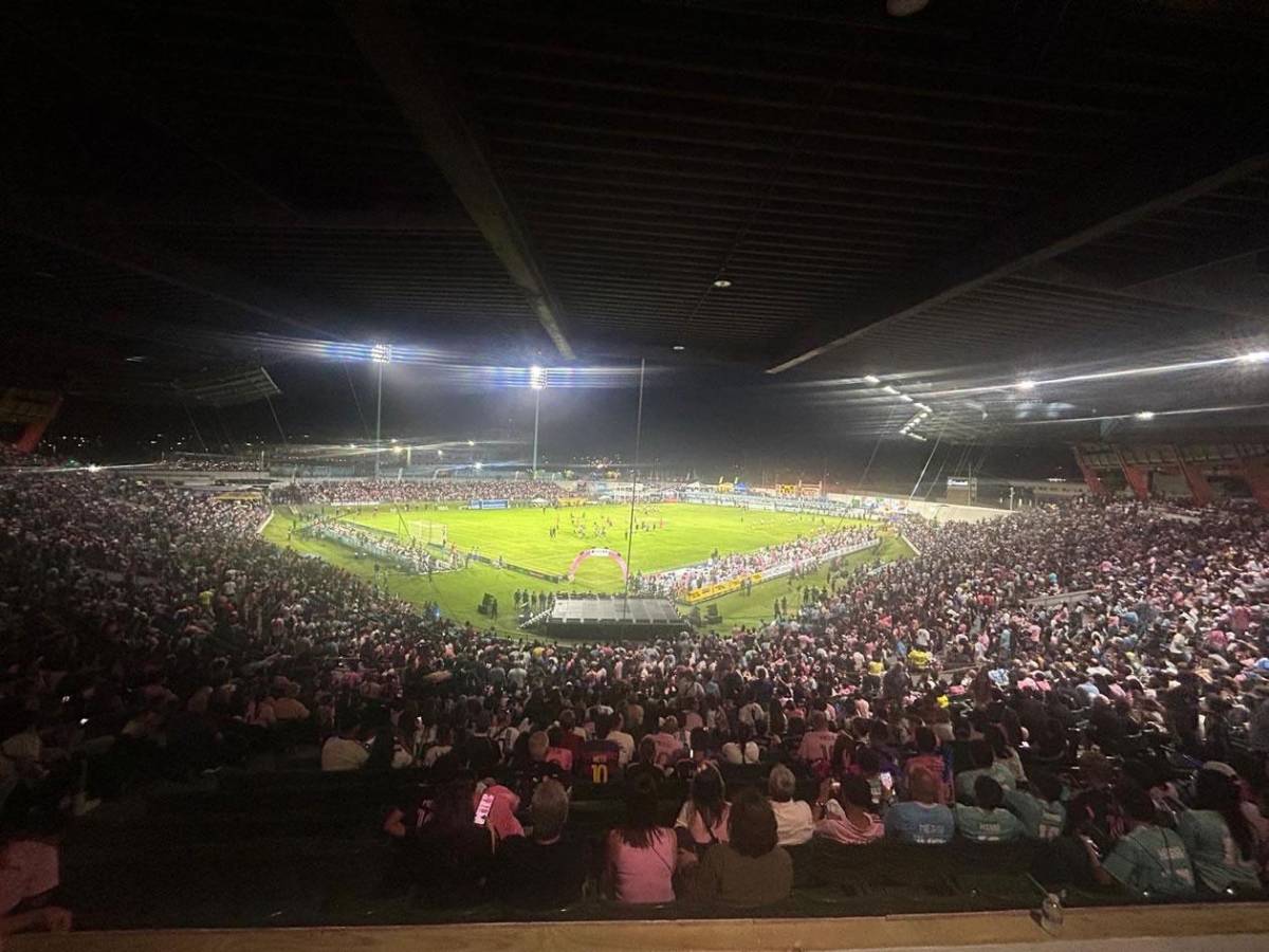 Messi causa locura en Puerto Rico y terrible caída: lo tiraron al suelo y vive insólito momento