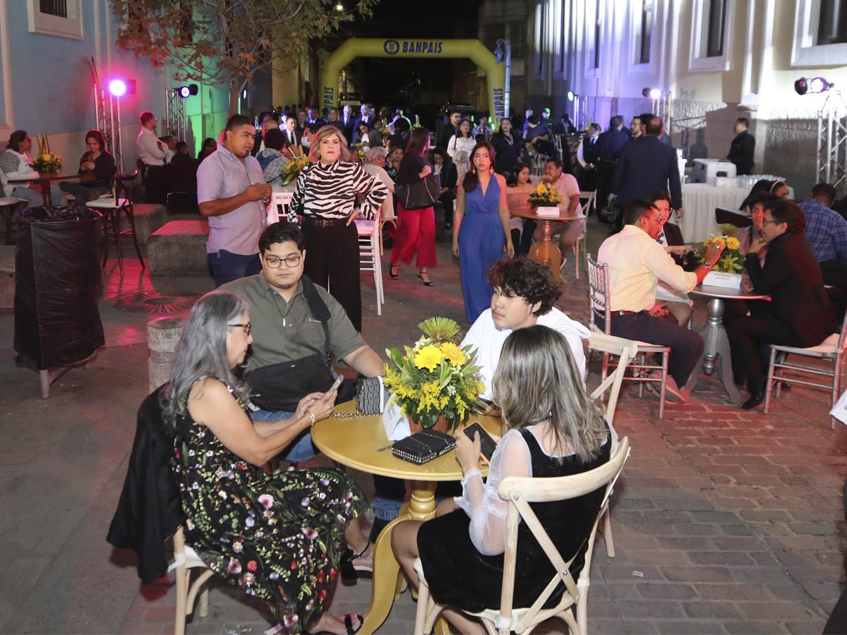 Los asistentes a la inauguración de la exposición “Los Ochenta y Cinco”, disfrutaron de una noche inolvidable.