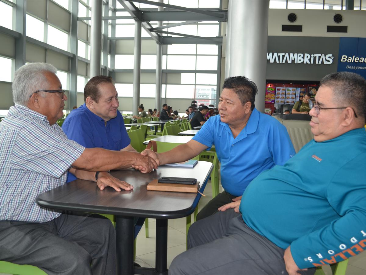 Don Pompilio, Marlon, Jolman y Juan son un grupo de amigos que se reúne en el food court de Mega Mall para conversar en un ambiente confortable y con las mejores opciones para comer.