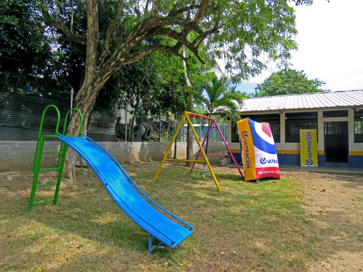 Cemento Ultracem construye en la educación de Choloma