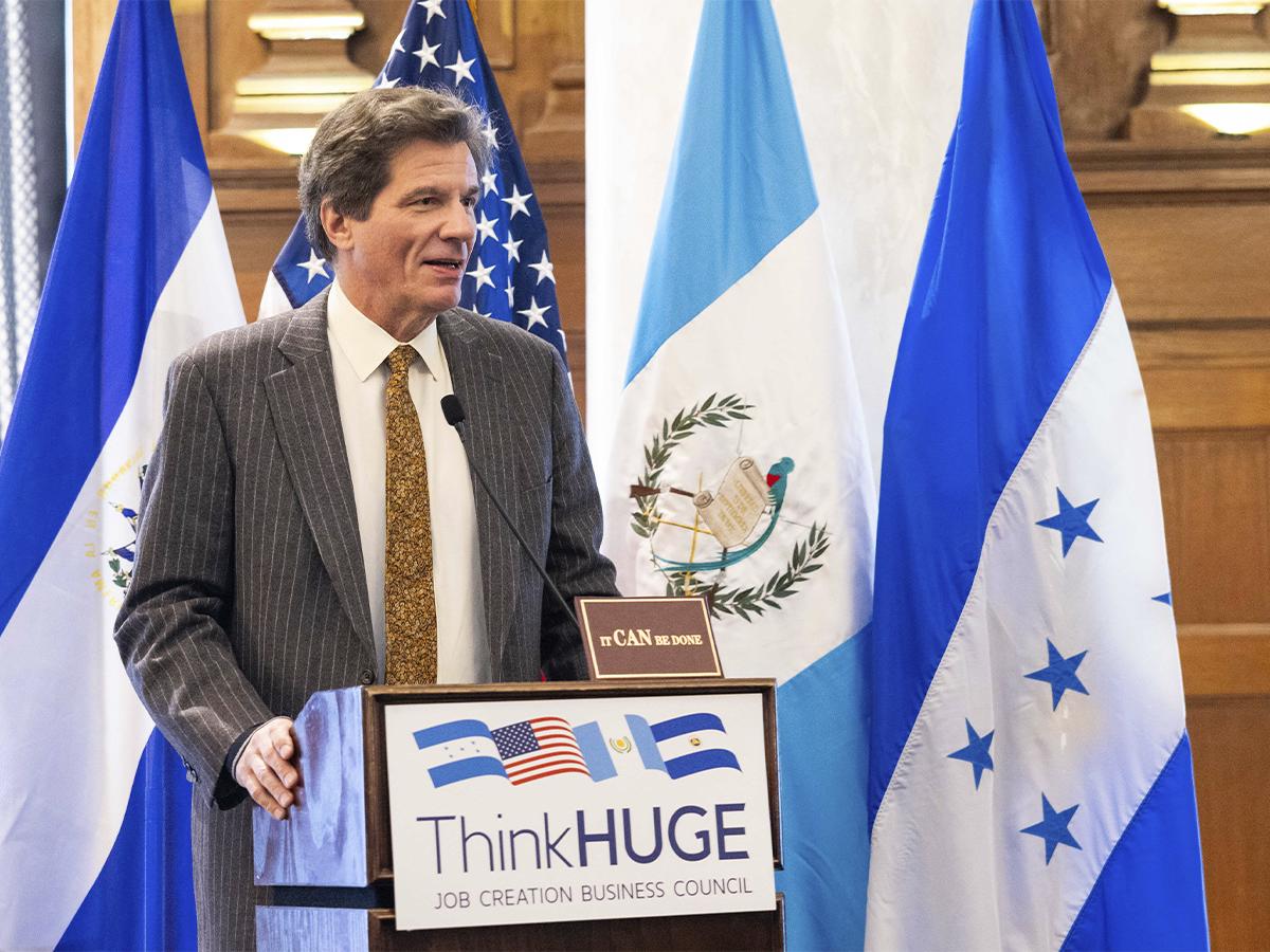 El Subsecretario de Estado de EE.UU., José W. Fernández, durante su participación en el encuentro.