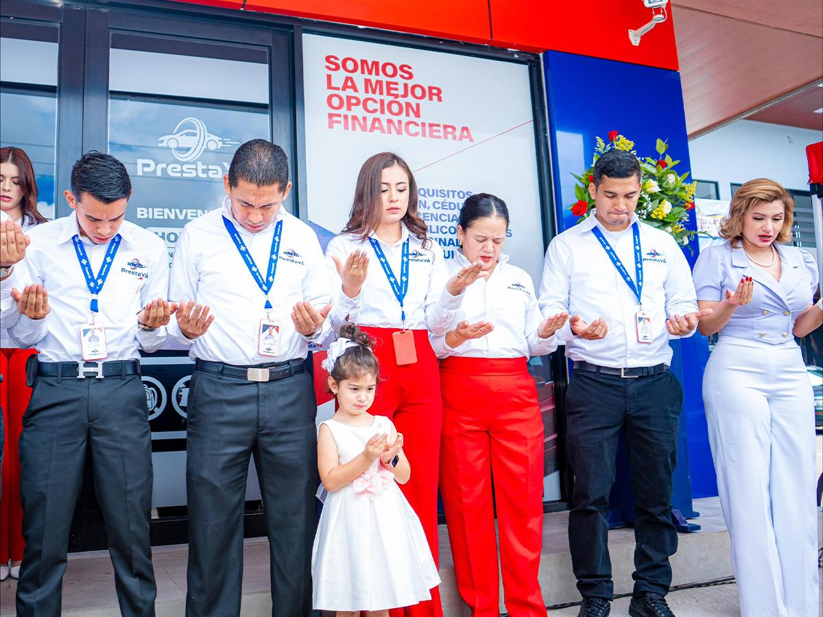 Ejecutivos y colaboradores de Presta Yá dieron gracias a Dios y fueron parte de los actos de bendición del nuevo local.