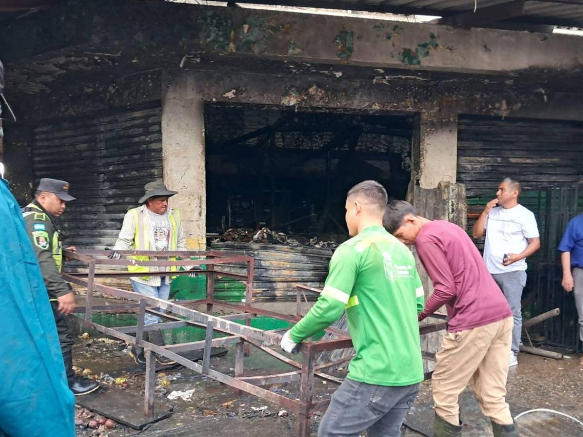 Historias de pérdida y esperanza tras incendio que arrasó con locales en mercado