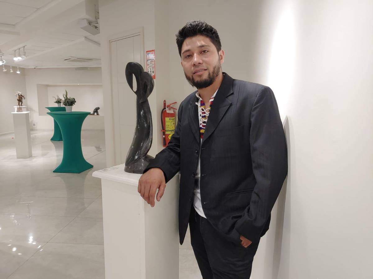 Deyvis Umaña presenta su exposición de escultura “Nuestras Raíces”