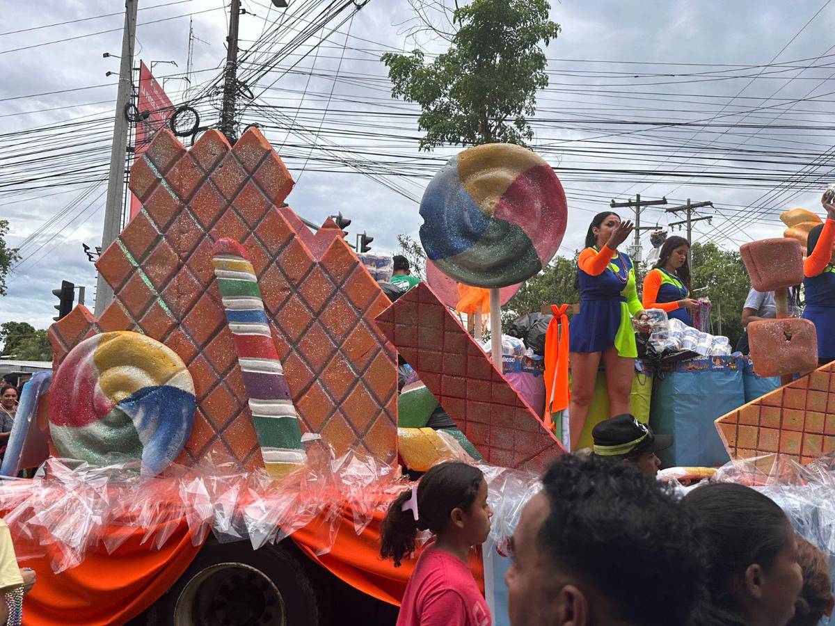 Feria Juniana: sampedranos disfrutan del desfile carrozas