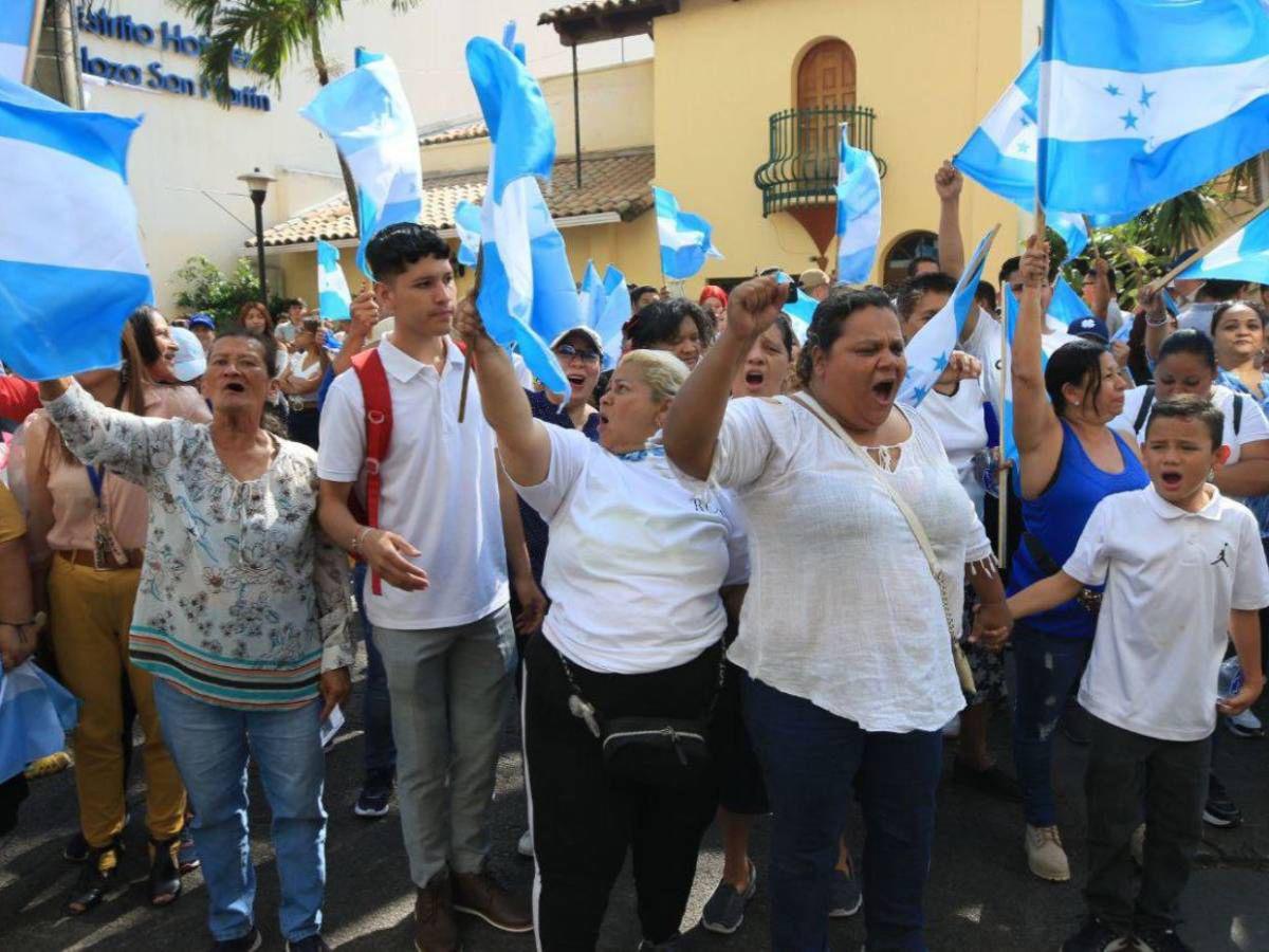 Simpatizantes liberales y nacionalistas se unen en apoyo a las consejeras del CNE