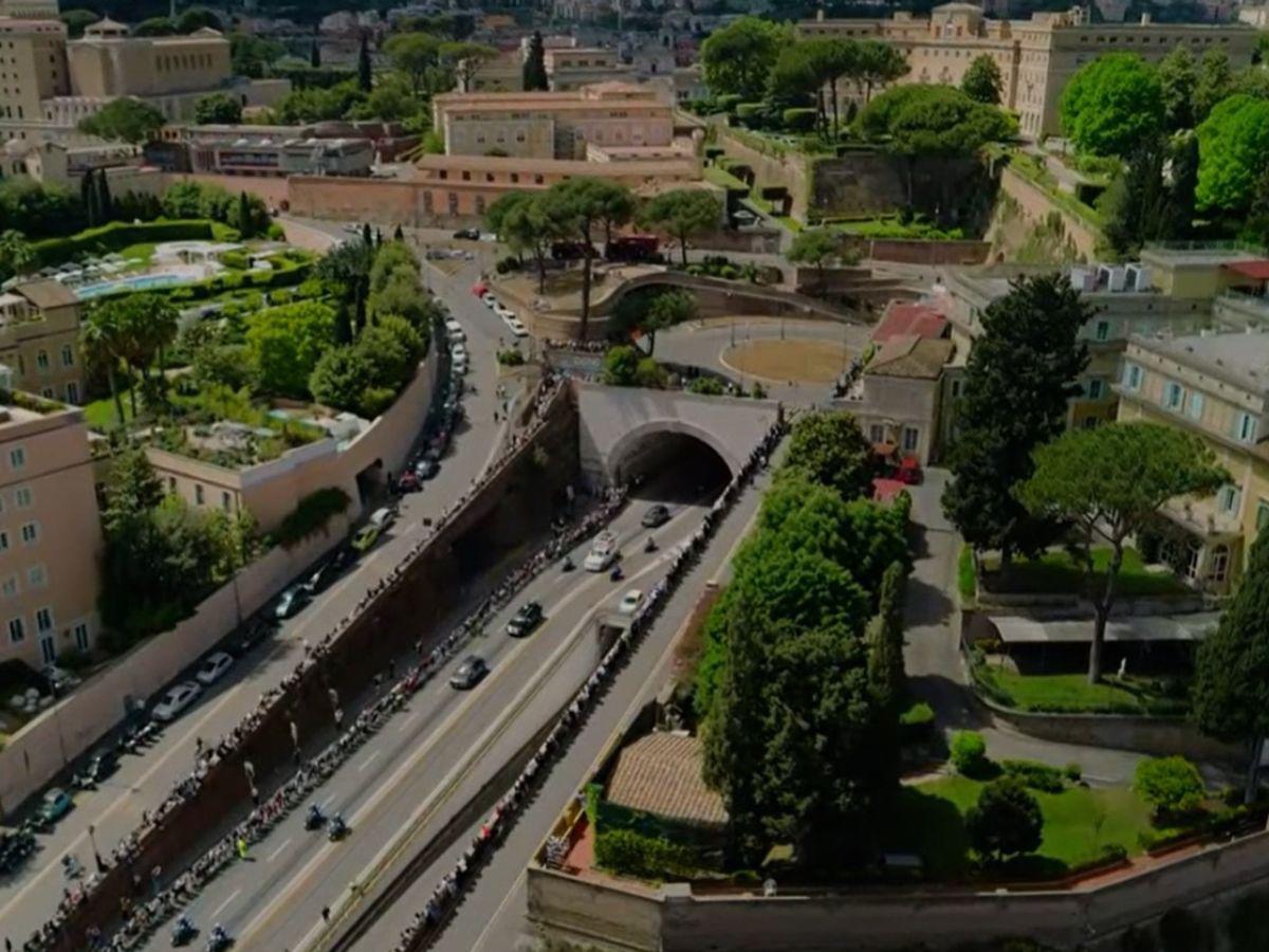 Histórica caravana: el papa Francisco es trasladado en papamóvil para su entierro