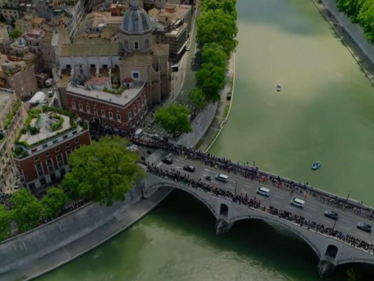 Histórica caravana: el papa Francisco es trasladado en papamóvil para su entierro