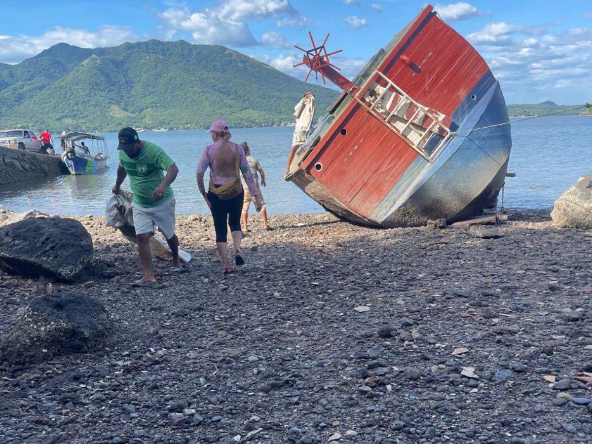 ¡Se está moviendo!: pescadores luchan por trasladar el velero Rosalinda a la playa