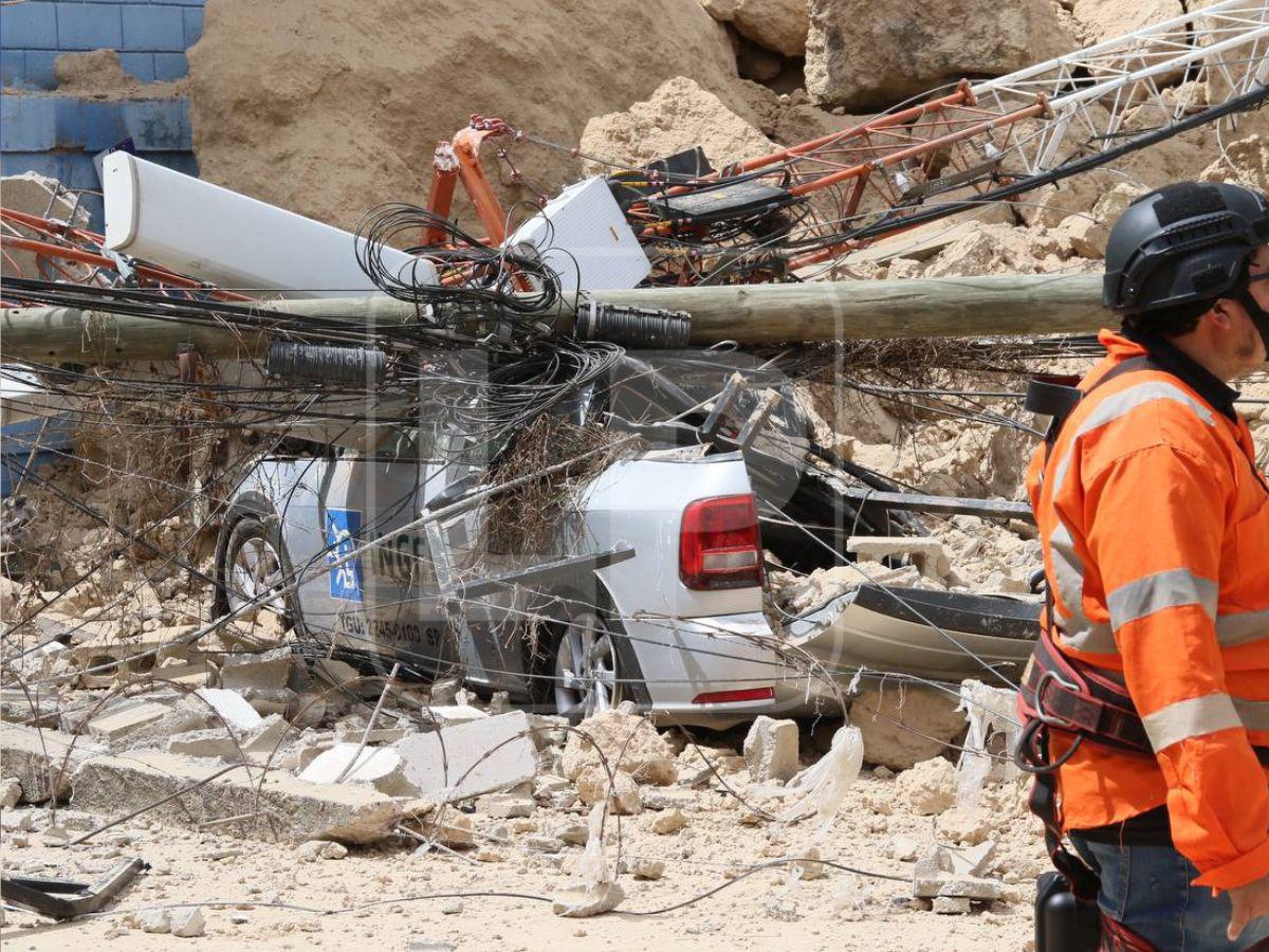Derrumbe en el anillo periférico deja al menos cuatro personas soterradas, según bombero