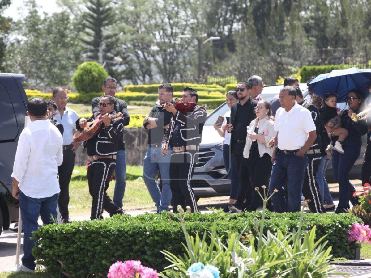 Entre aplausos y homenajes despiden al periodista Arístides Aceituno en Tegucigalpa