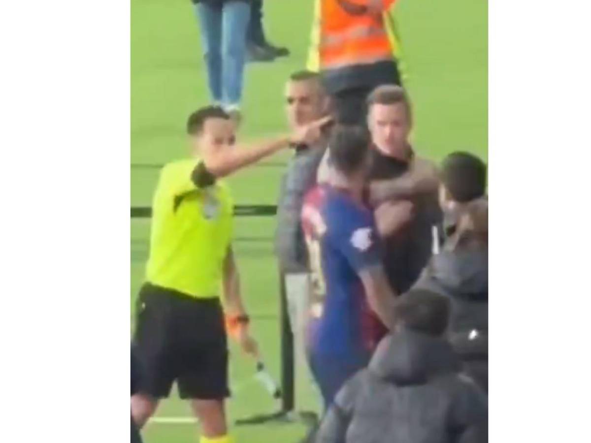 Raphinha pierde el control con el Barca y se lleva a Ter Stegen de encuentro