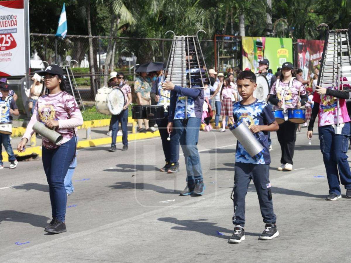 Entre ternura y orgullo patrio, niños se roban las miradas en los desfiles en SPS