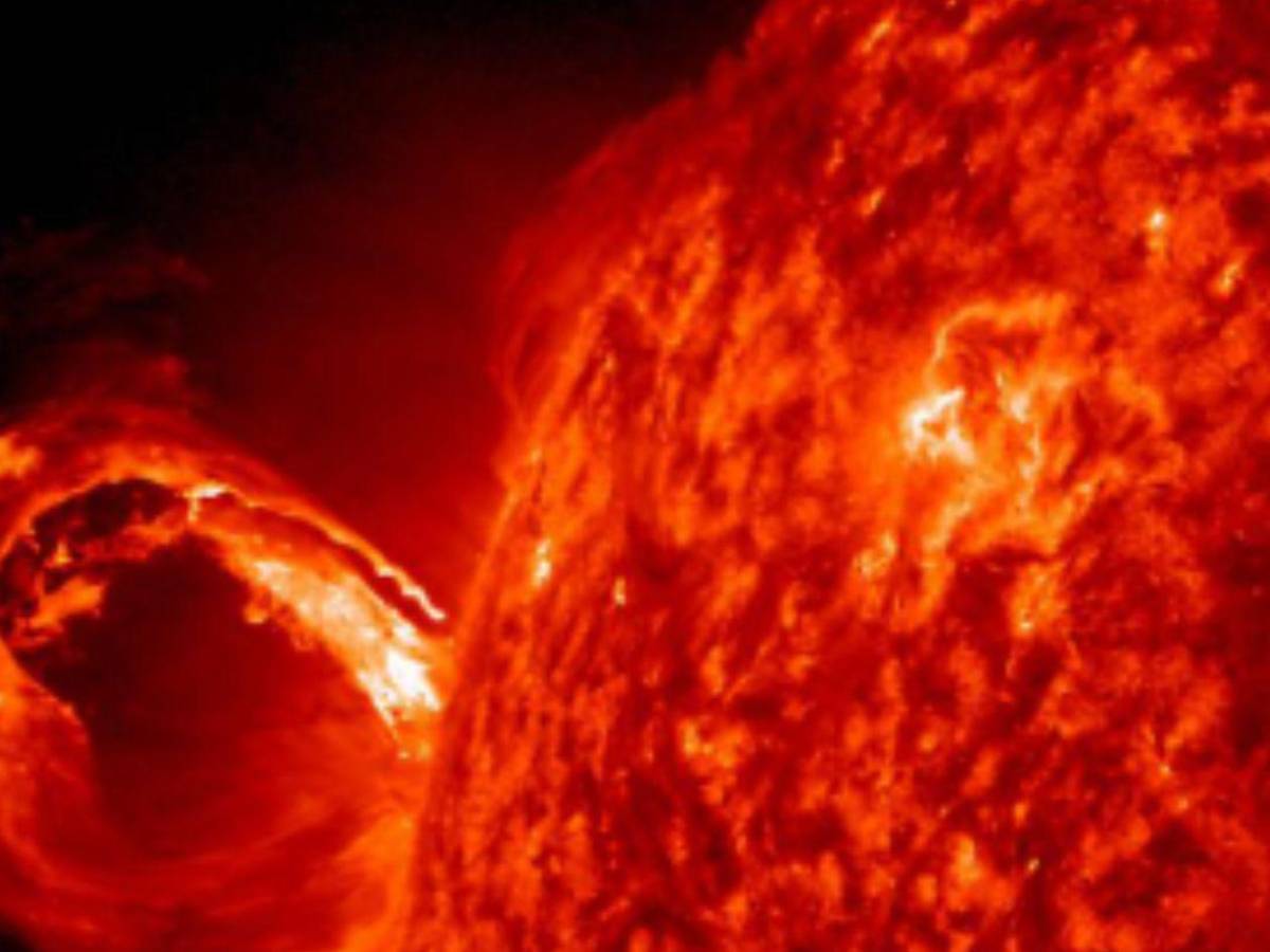 Impactante: Captan a misterioso y gigantesco objeto salir del Sol