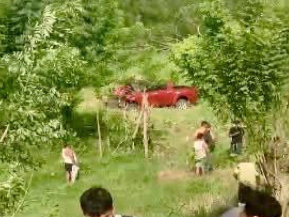 Pareja iba para el hospital con su hijito enfermo de neumonía y mueren al impactar con su moto