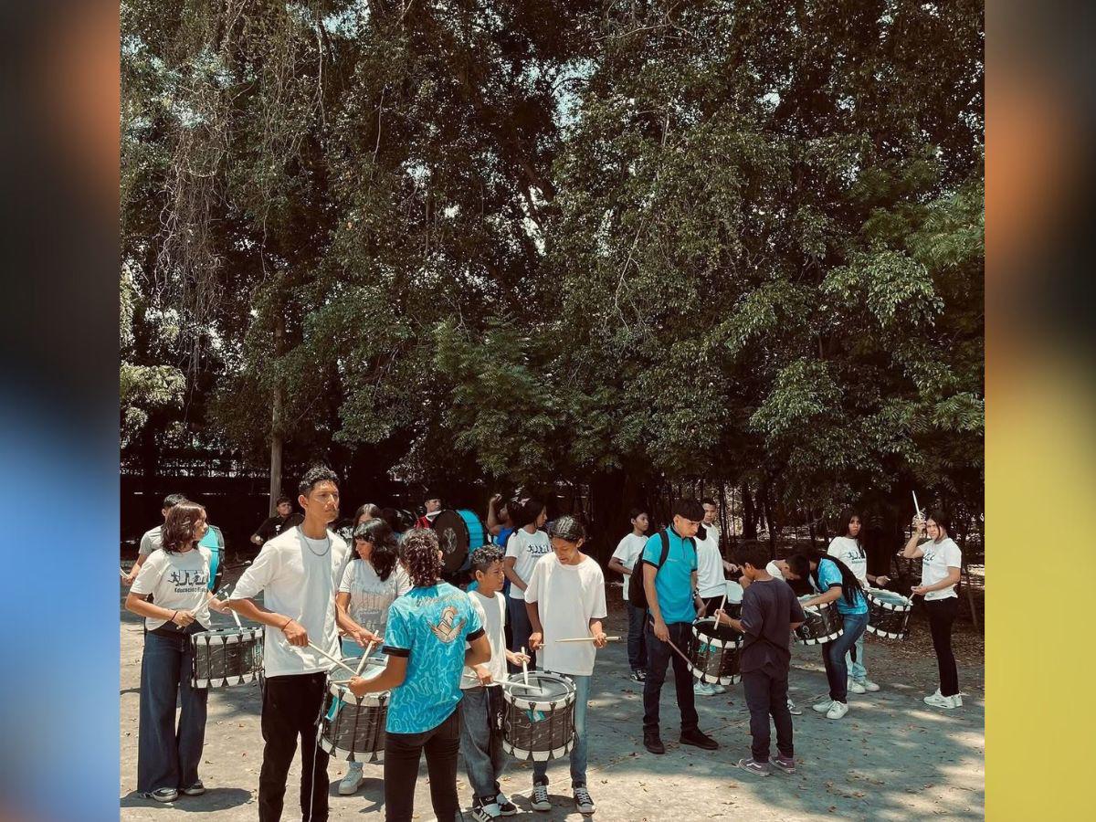 Joven de la Banda del JTR viaja con su madre a Colombia; cumple su sueño