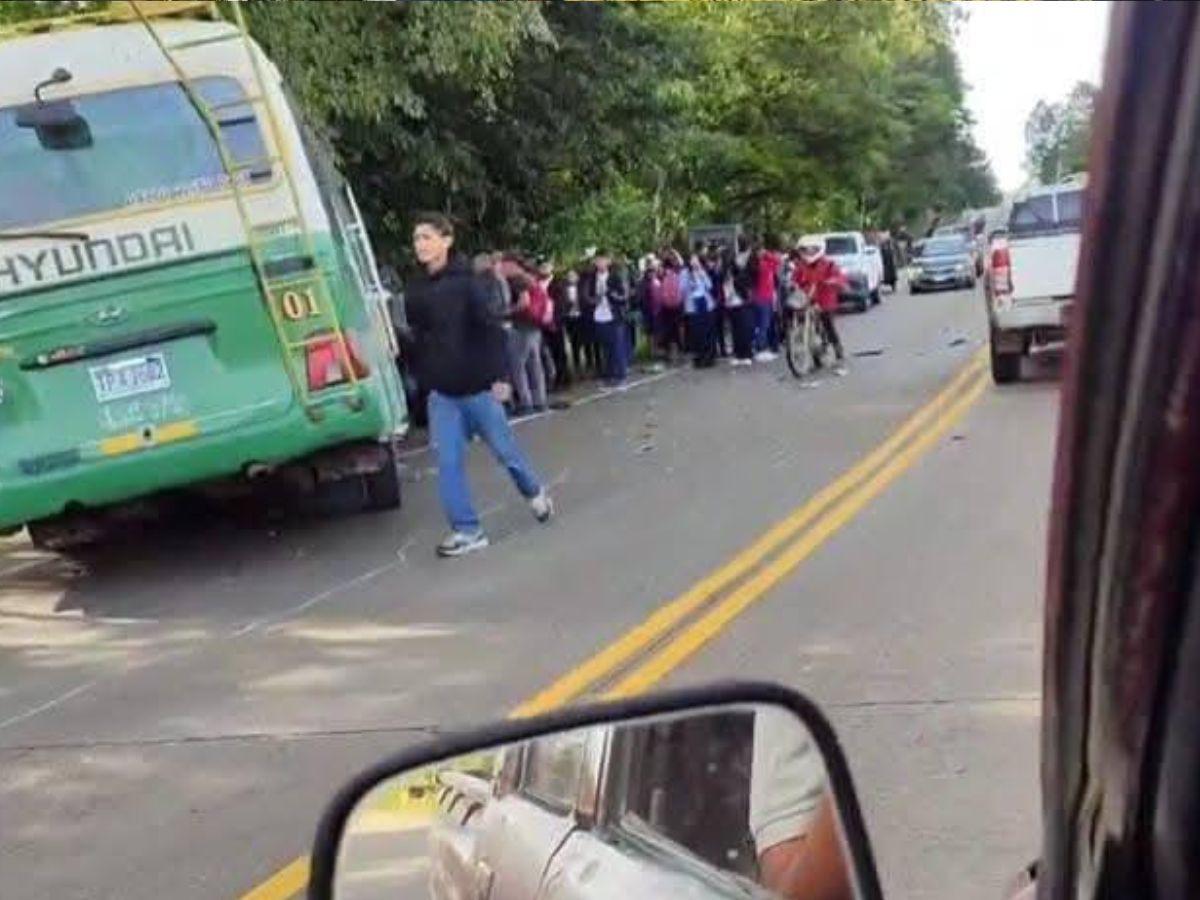 Aparatoso accidente entre un bus y pickup deja jóvenes heridos en Intibucá