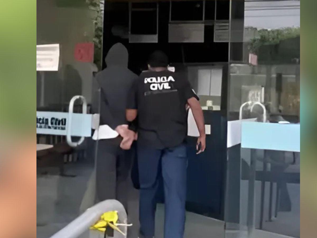 Novia de menor que mató a su familia sabía del macabro plan: estaban en contacto