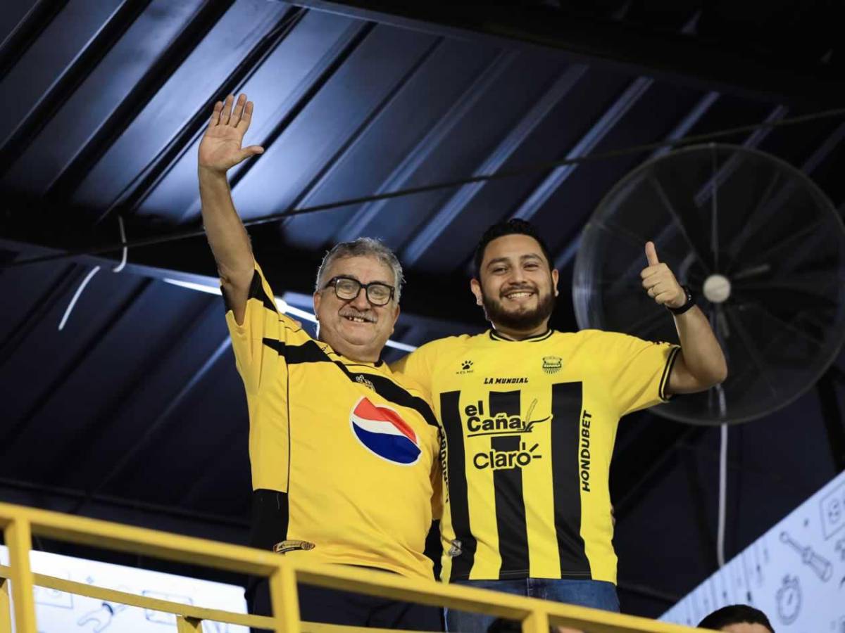 Periodista y bellas chicas roban miradas en triangular Real España vs Olimpia