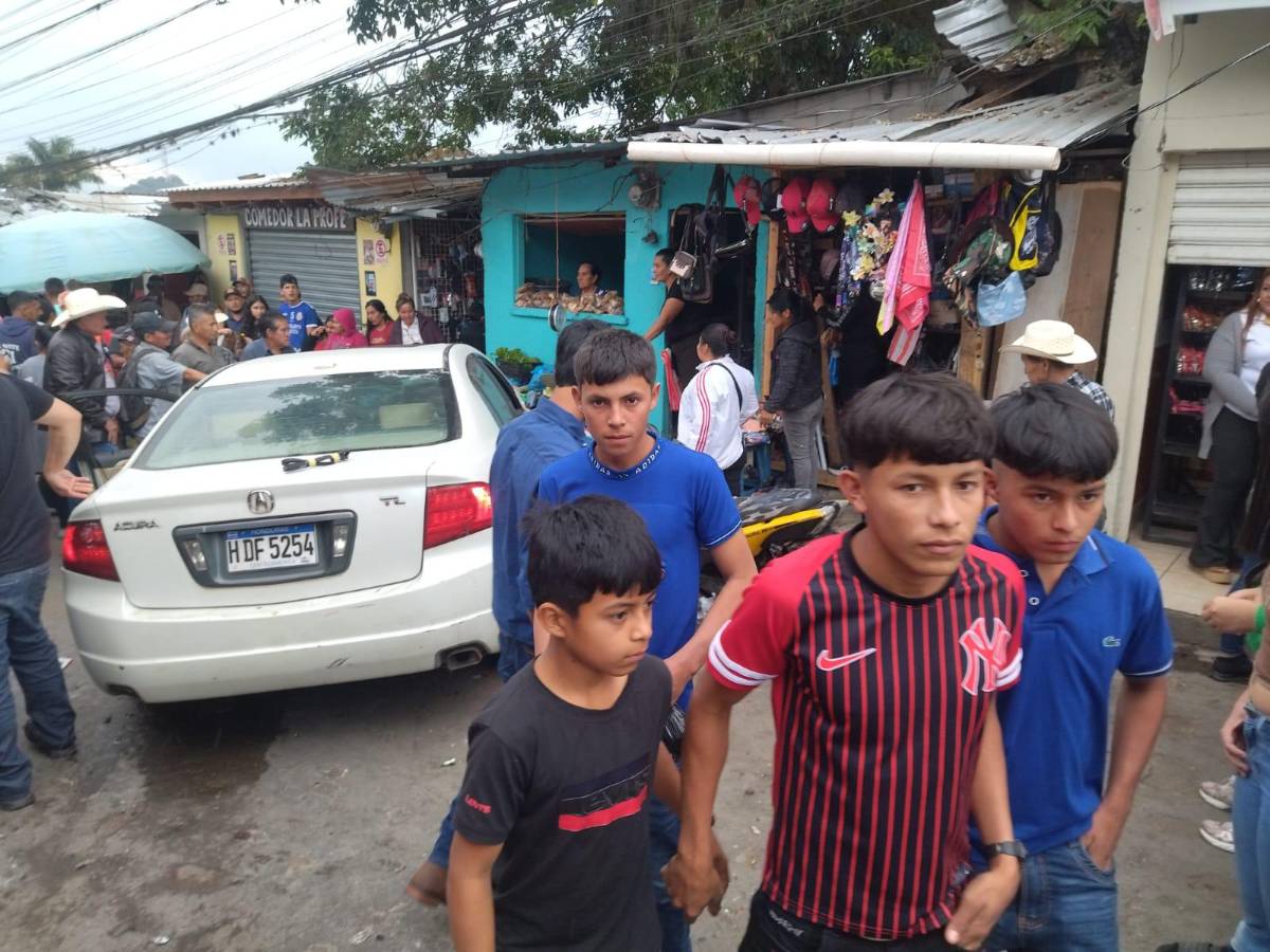 Imágenes del accidente en que un vehículo arrolla a peatones y motociclistas